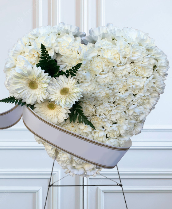 Corazón de flores blancas para los tanatorios de Pamplona