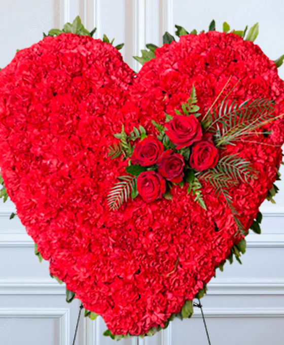 Corazón de flores funerarias en Pamplona