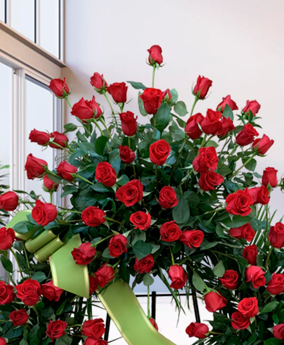 Coronas de flores para los tanatorios de Pamplona