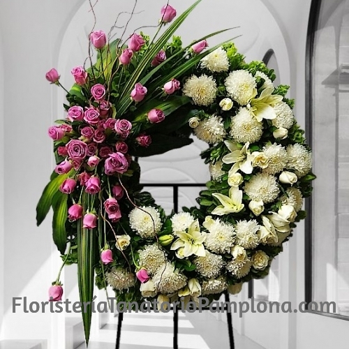 Corona funeraria diseño rosa y blanco , Arte Floral Funerario