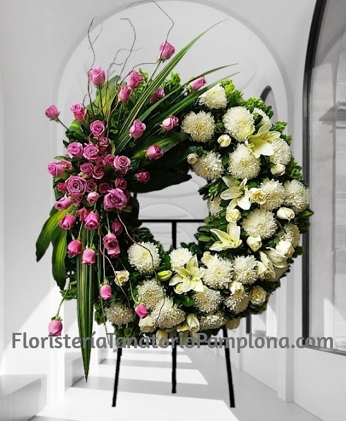Corona funeraria diseño rosa y blanco , Arte Floral Funerario