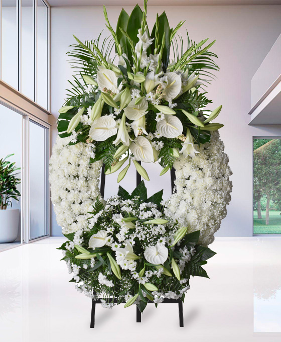 Corona de flores blancas para los difuntos de Pamplona